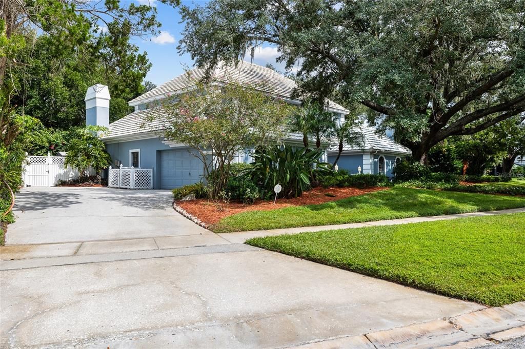 合同活跃: $924,000 (4 贝兹, 3 浴室, 3698 平方英尺)