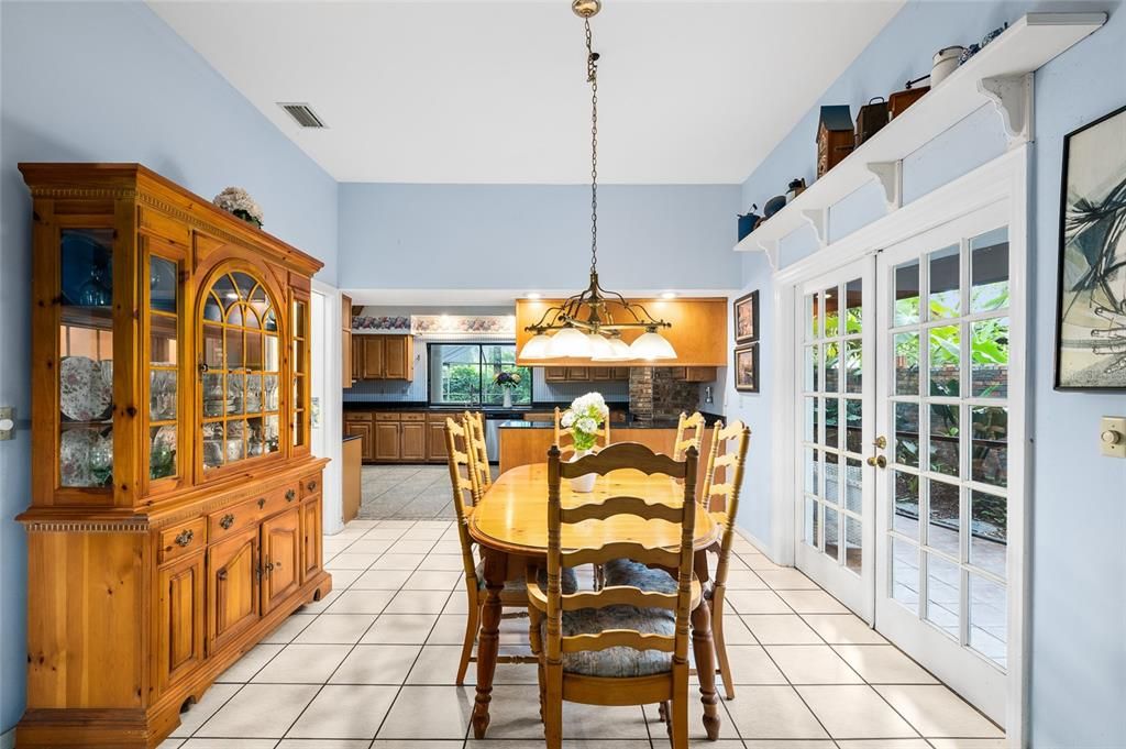 合同活跃: $924,000 (4 贝兹, 3 浴室, 3698 平方英尺)