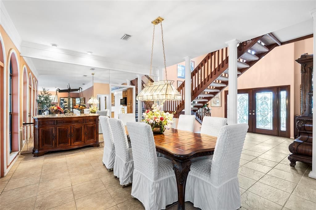 合同活跃: $924,000 (4 贝兹, 3 浴室, 3698 平方英尺)