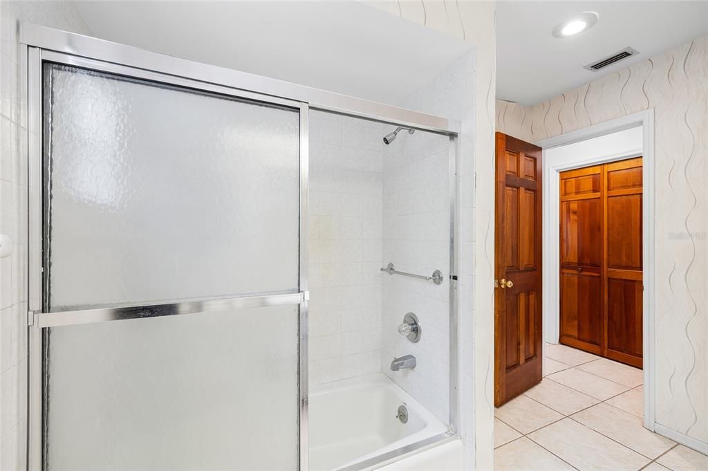 合同活跃: $924,000 (4 贝兹, 3 浴室, 3698 平方英尺)