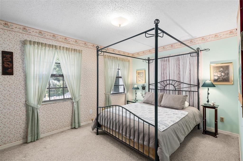 合同活跃: $924,000 (4 贝兹, 3 浴室, 3698 平方英尺)