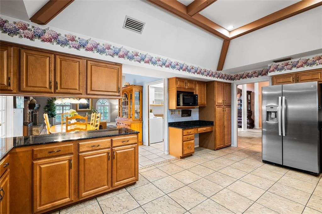 合同活跃: $924,000 (4 贝兹, 3 浴室, 3698 平方英尺)