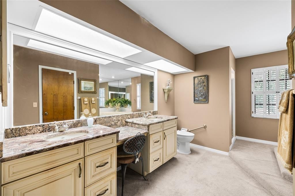 合同活跃: $924,000 (4 贝兹, 3 浴室, 3698 平方英尺)