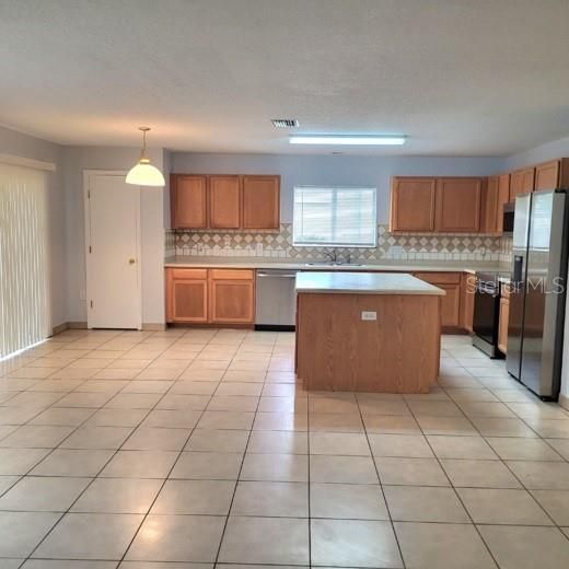 For Rent: $1,999 (4 beds, 2 baths, 2496 Square Feet)