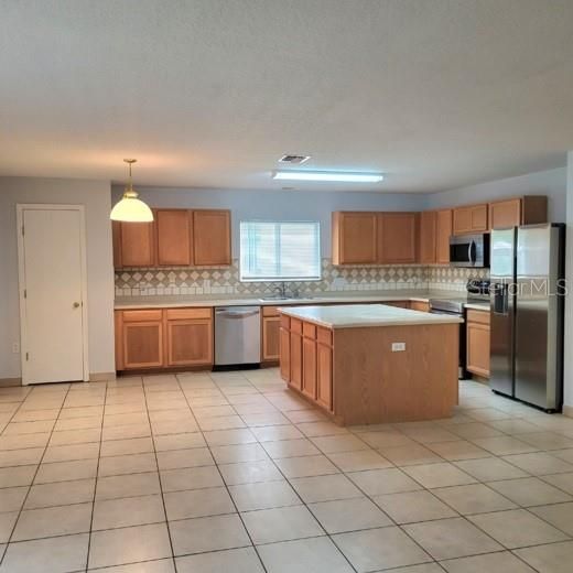 For Rent: $1,999 (4 beds, 2 baths, 2496 Square Feet)