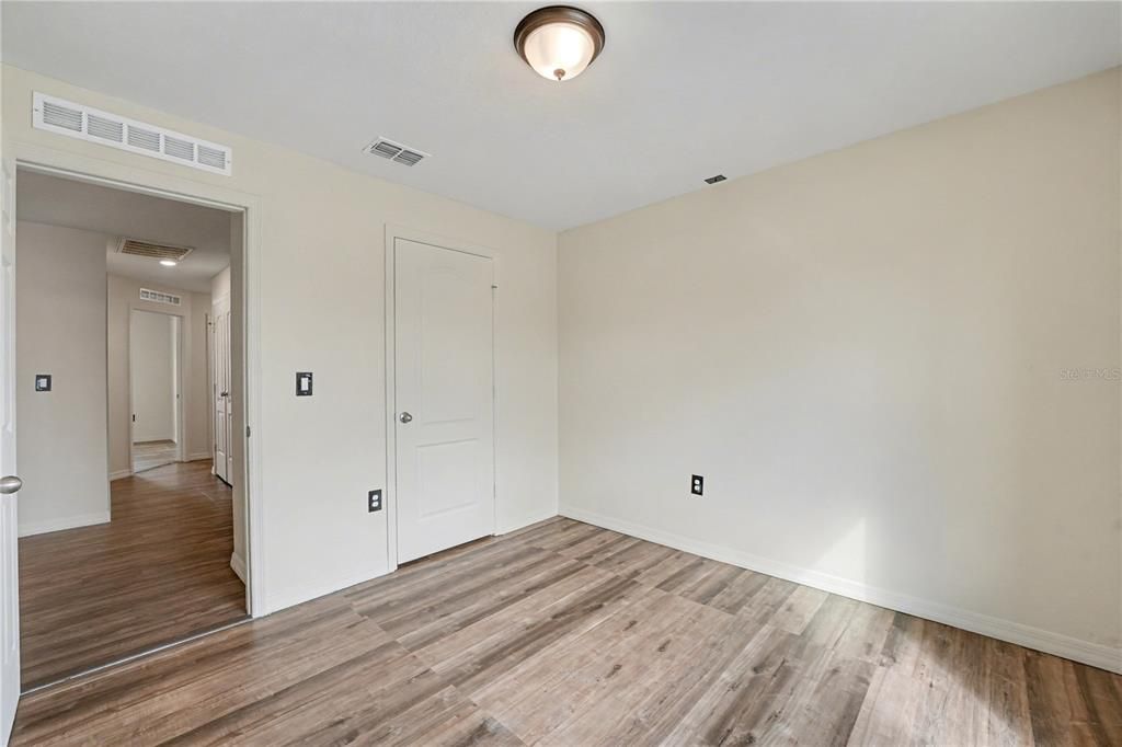 For Sale: $324,900 (5 beds, 3 baths, 1954 Square Feet)