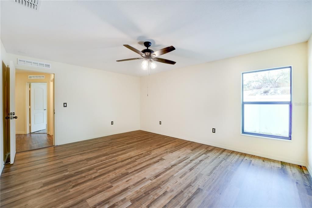 For Sale: $324,900 (5 beds, 3 baths, 1954 Square Feet)