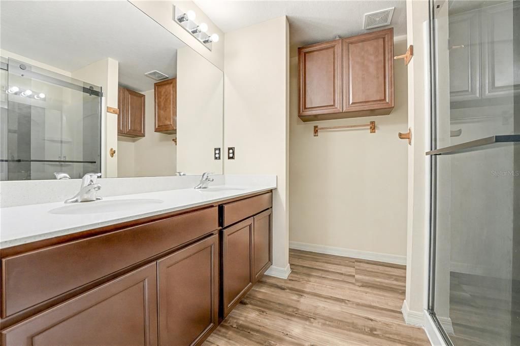 For Sale: $324,900 (5 beds, 3 baths, 1954 Square Feet)