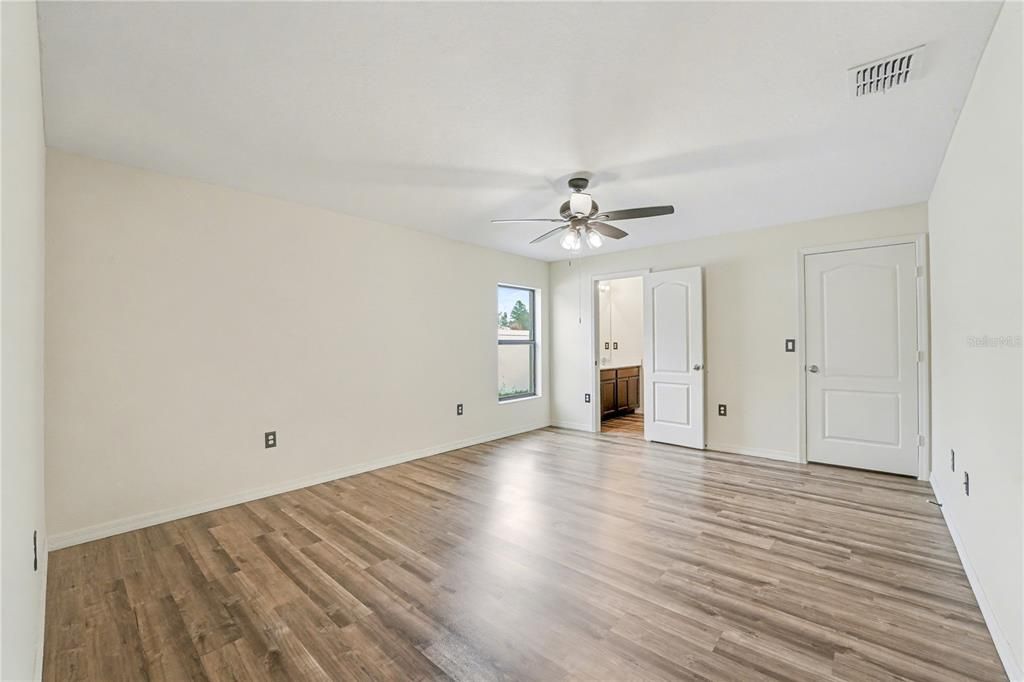 For Sale: $324,900 (5 beds, 3 baths, 1954 Square Feet)