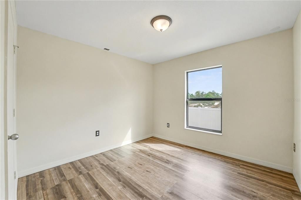 For Sale: $324,900 (5 beds, 3 baths, 1954 Square Feet)