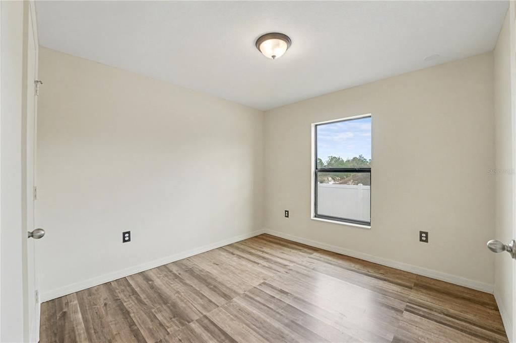 For Sale: $324,900 (5 beds, 3 baths, 1954 Square Feet)