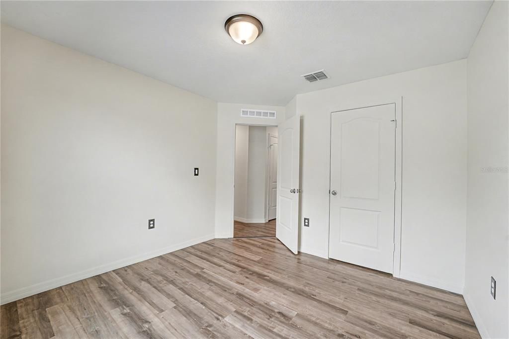 For Sale: $324,900 (5 beds, 3 baths, 1954 Square Feet)