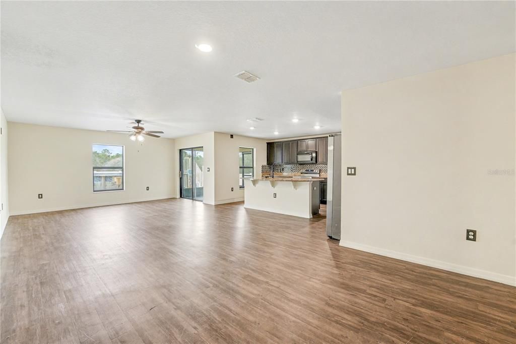 For Sale: $324,900 (5 beds, 3 baths, 1954 Square Feet)