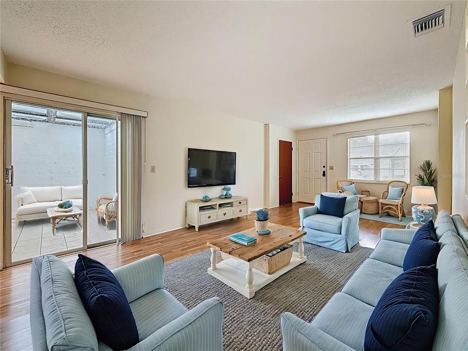 合同活跃: $186,000 (2 贝兹, 2 浴室, 960 平方英尺)