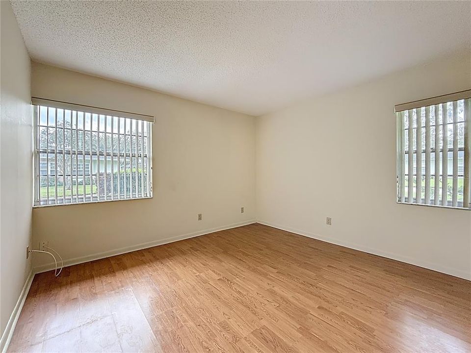 合同活跃: $186,000 (2 贝兹, 2 浴室, 960 平方英尺)