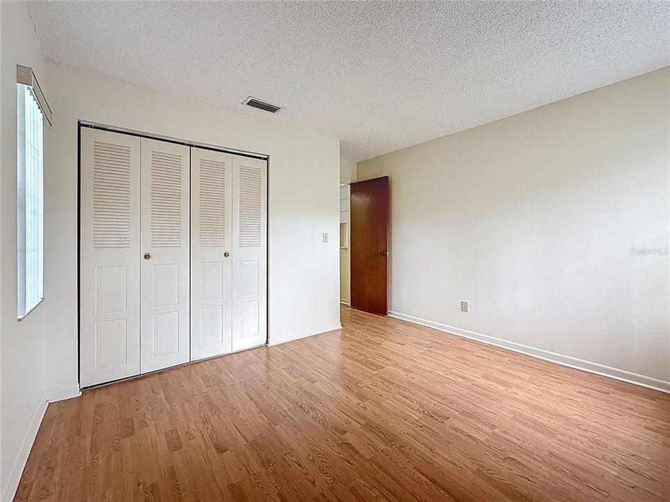 合同活跃: $186,000 (2 贝兹, 2 浴室, 960 平方英尺)