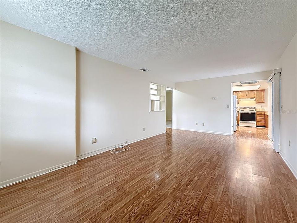 合同活跃: $186,000 (2 贝兹, 2 浴室, 960 平方英尺)