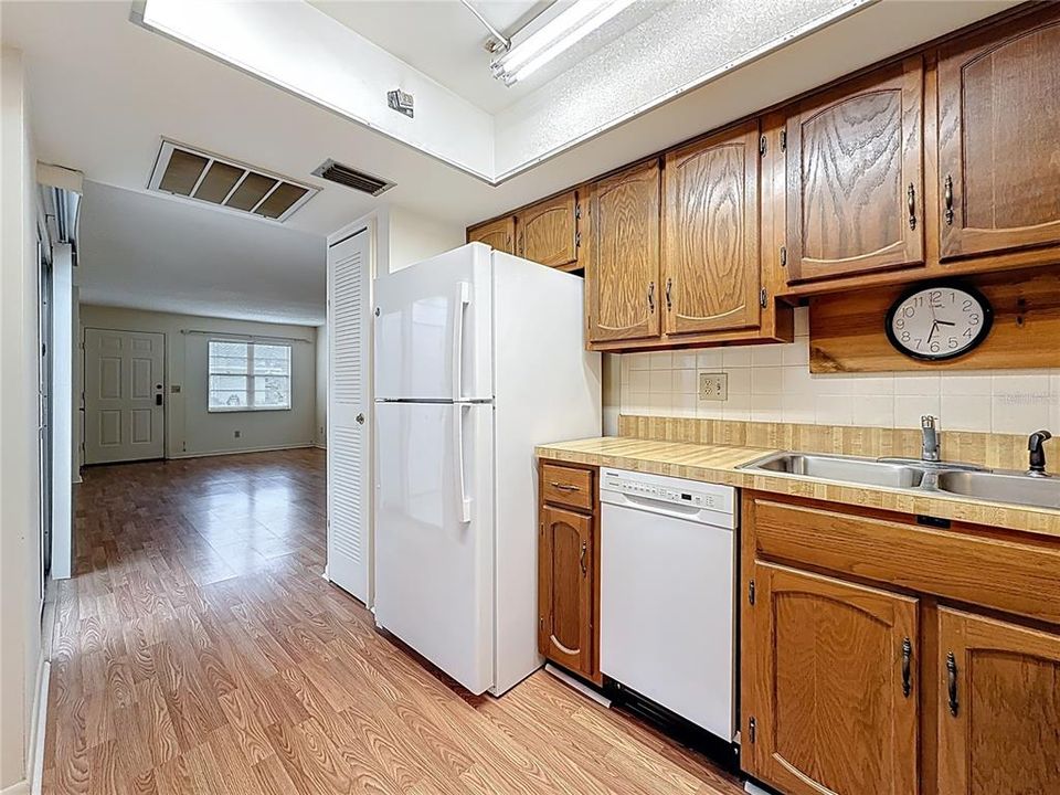 合同活跃: $186,000 (2 贝兹, 2 浴室, 960 平方英尺)