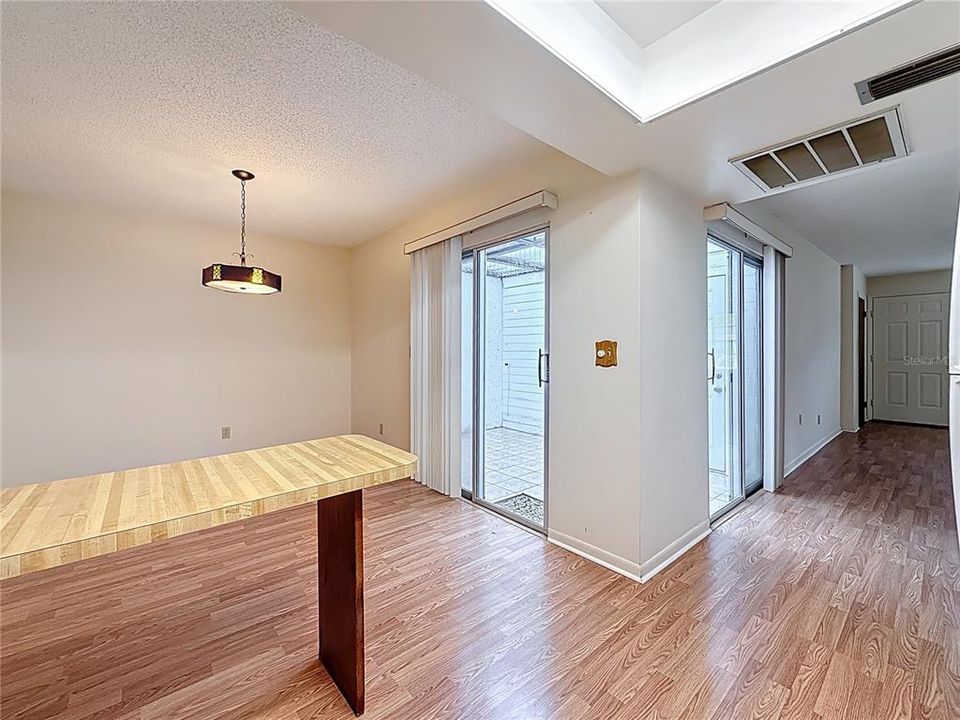 合同活跃: $186,000 (2 贝兹, 2 浴室, 960 平方英尺)