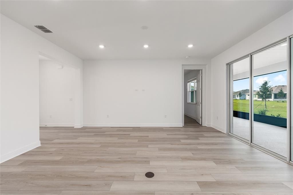 Activo con contrato: $370,000 (2 camas, 2 baños, 1718 Pies cuadrados)