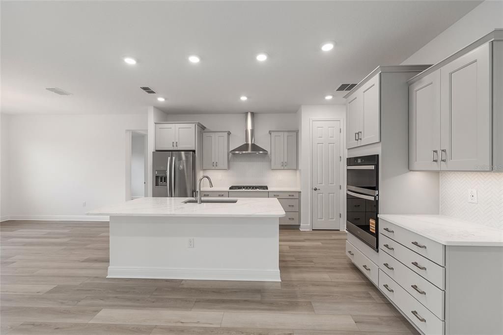 Activo con contrato: $370,000 (2 camas, 2 baños, 1718 Pies cuadrados)