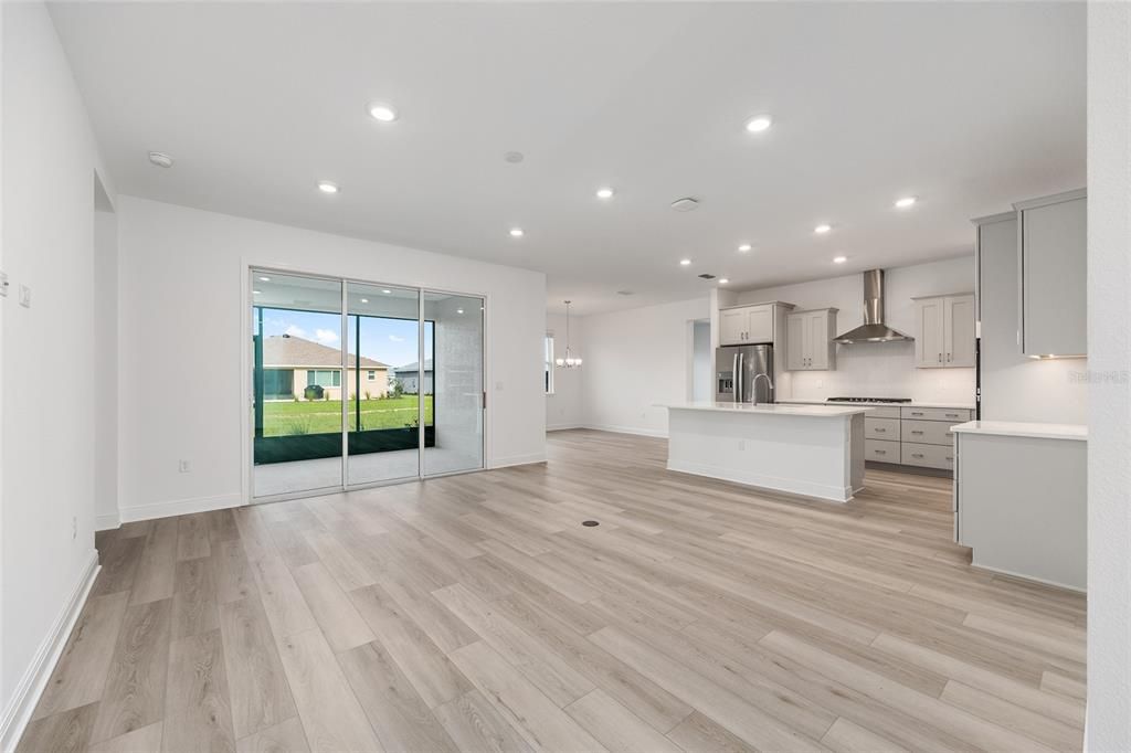 Activo con contrato: $370,000 (2 camas, 2 baños, 1718 Pies cuadrados)