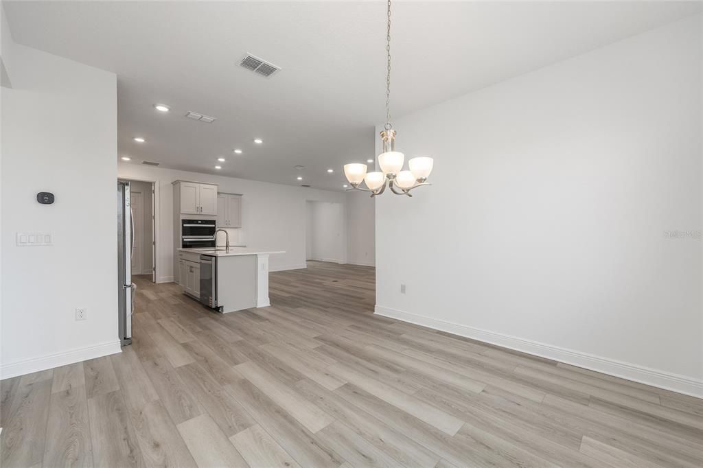 Activo con contrato: $370,000 (2 camas, 2 baños, 1718 Pies cuadrados)