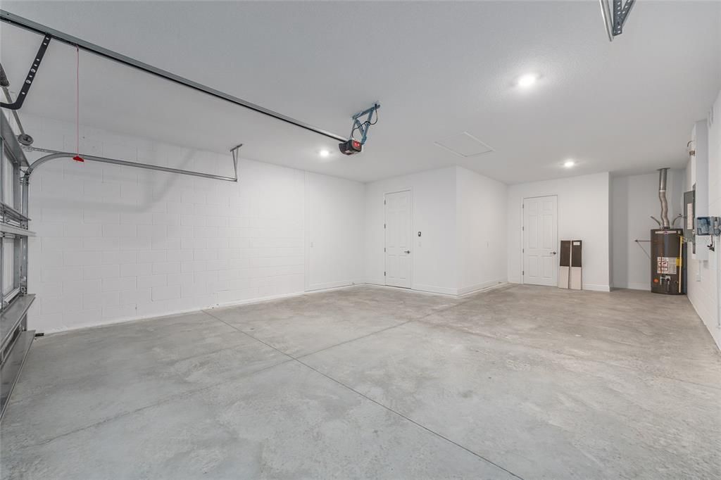 Activo con contrato: $370,000 (2 camas, 2 baños, 1718 Pies cuadrados)