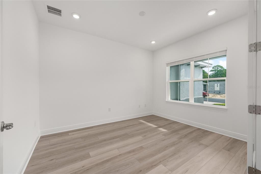 Activo con contrato: $370,000 (2 camas, 2 baños, 1718 Pies cuadrados)