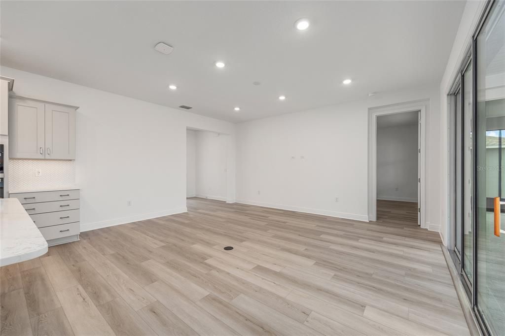 Activo con contrato: $370,000 (2 camas, 2 baños, 1718 Pies cuadrados)