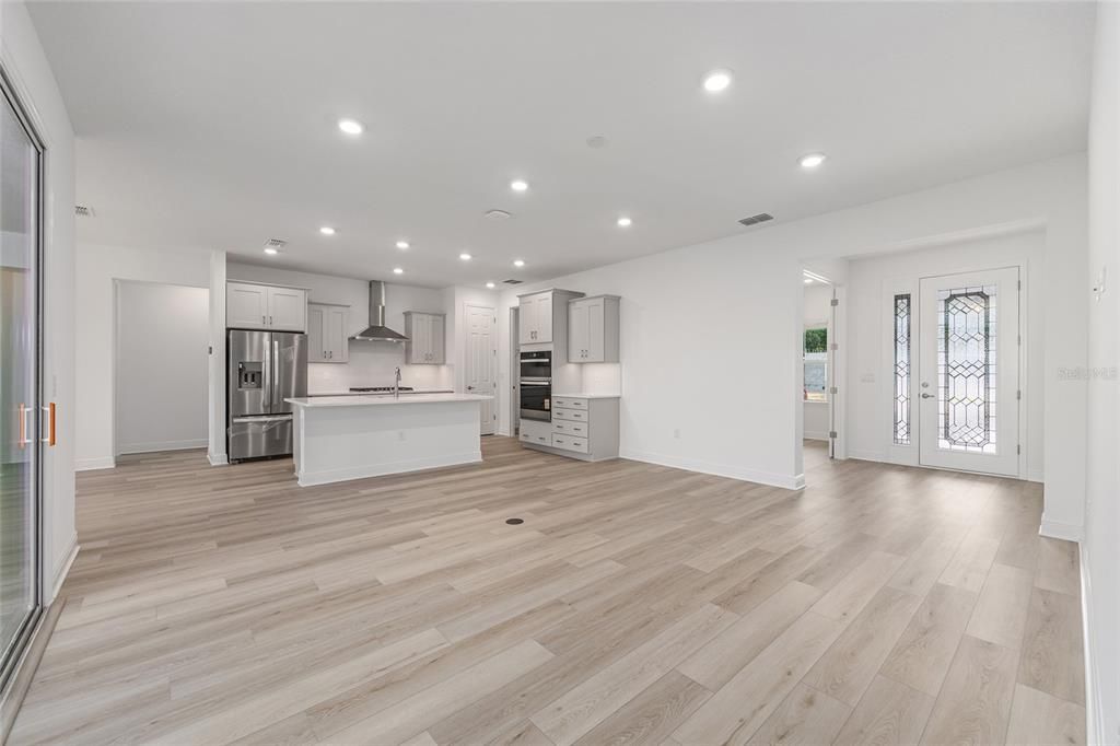 Activo con contrato: $370,000 (2 camas, 2 baños, 1718 Pies cuadrados)