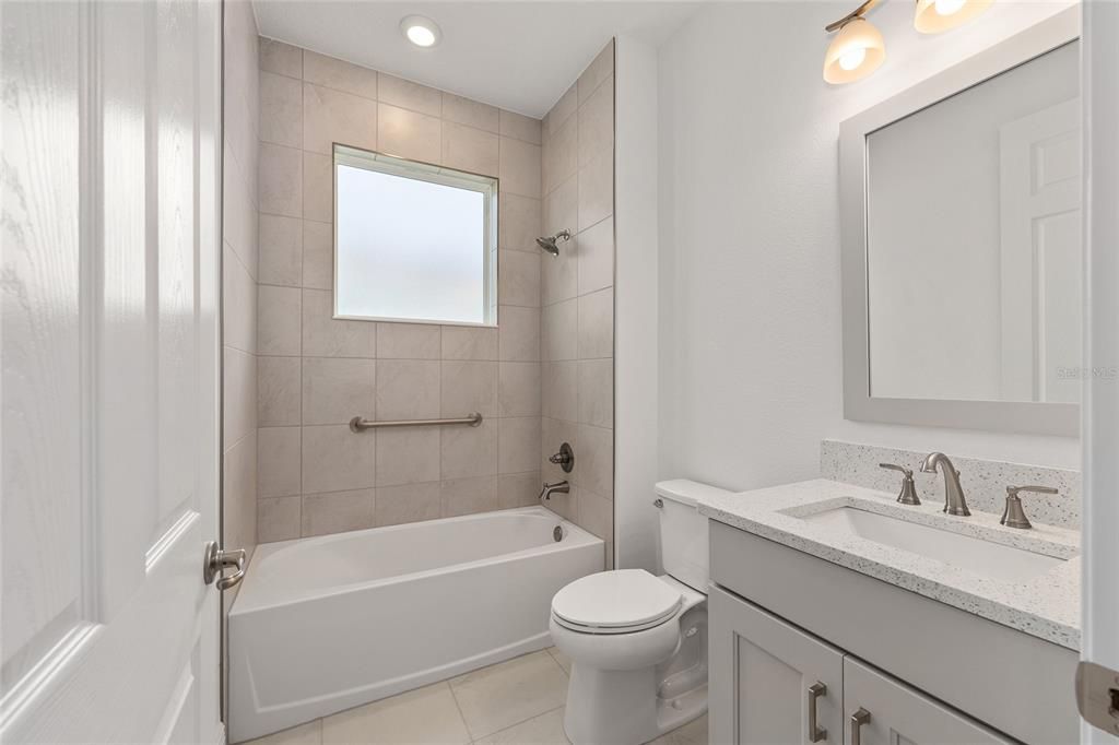 Activo con contrato: $370,000 (2 camas, 2 baños, 1718 Pies cuadrados)