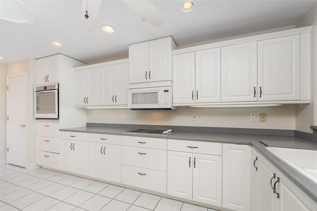 Под контрактом: $339,000 (2 спален, 2 ванн, 1736 Квадратных фут)