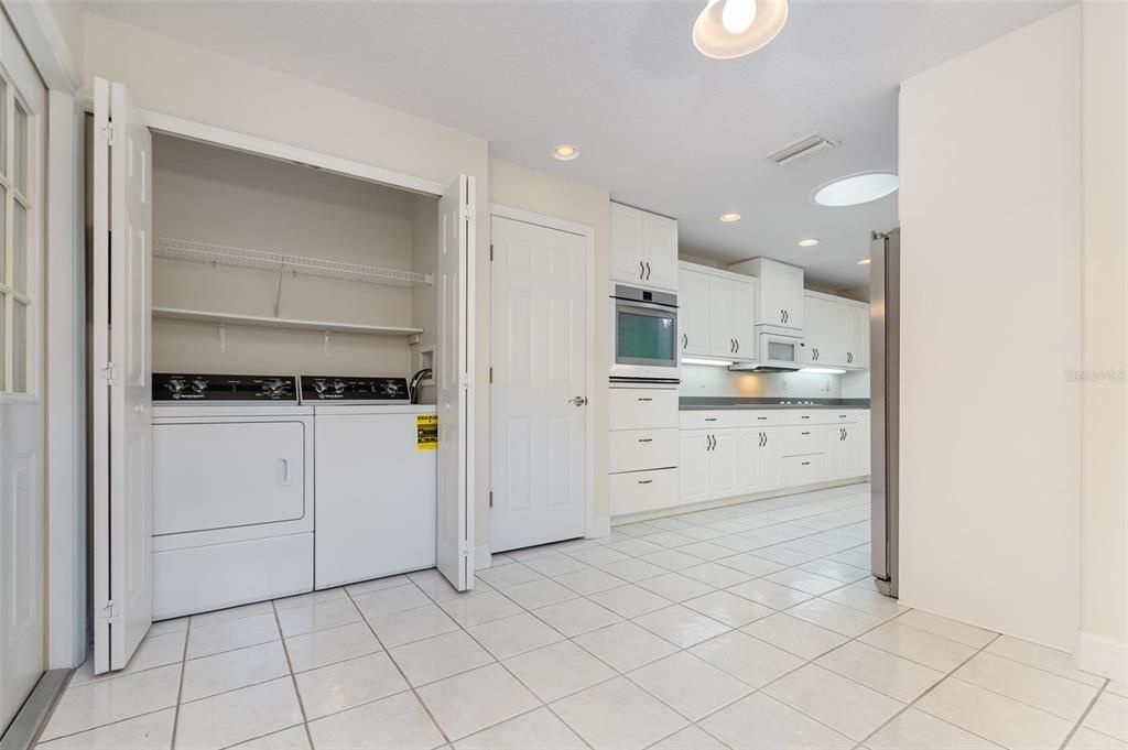 Под контрактом: $339,000 (2 спален, 2 ванн, 1736 Квадратных фут)