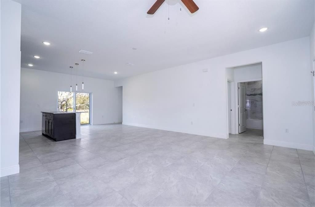 В аренду: $1,800 (4 спален, 2 ванн, 1580 Квадратных фут)