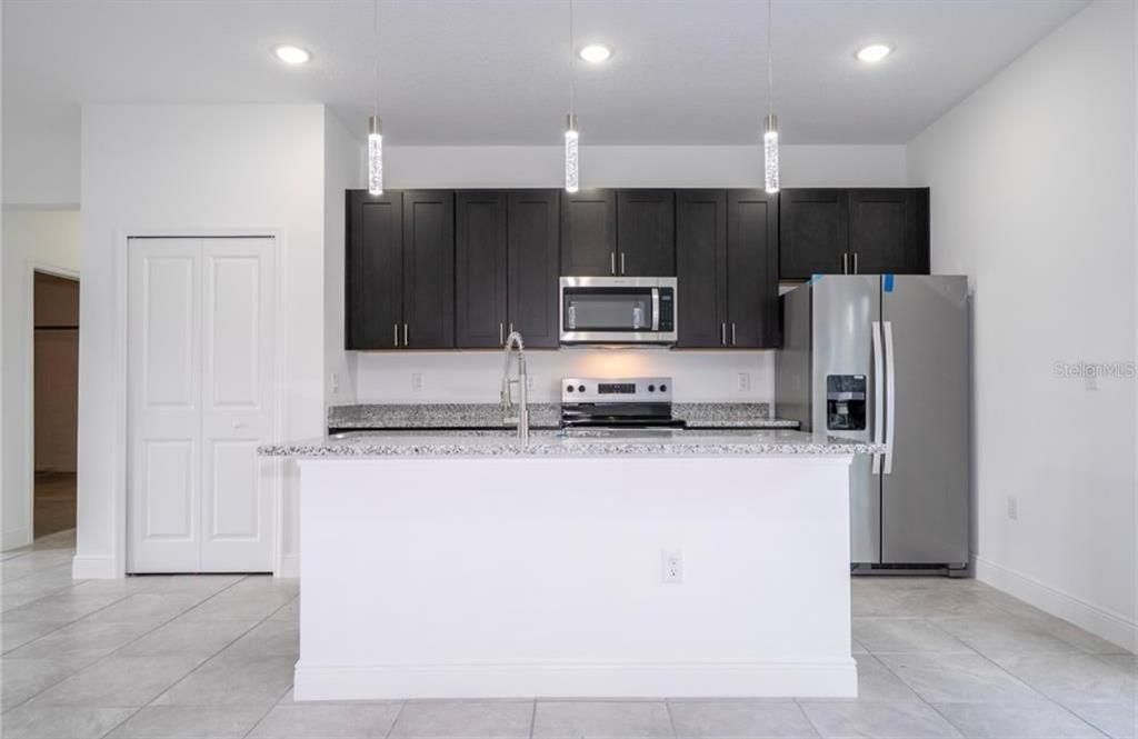 В аренду: $1,800 (4 спален, 2 ванн, 1580 Квадратных фут)