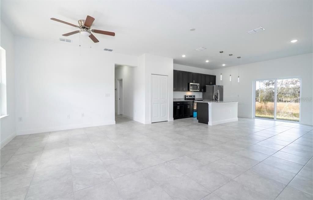 В аренду: $1,800 (4 спален, 2 ванн, 1580 Квадратных фут)