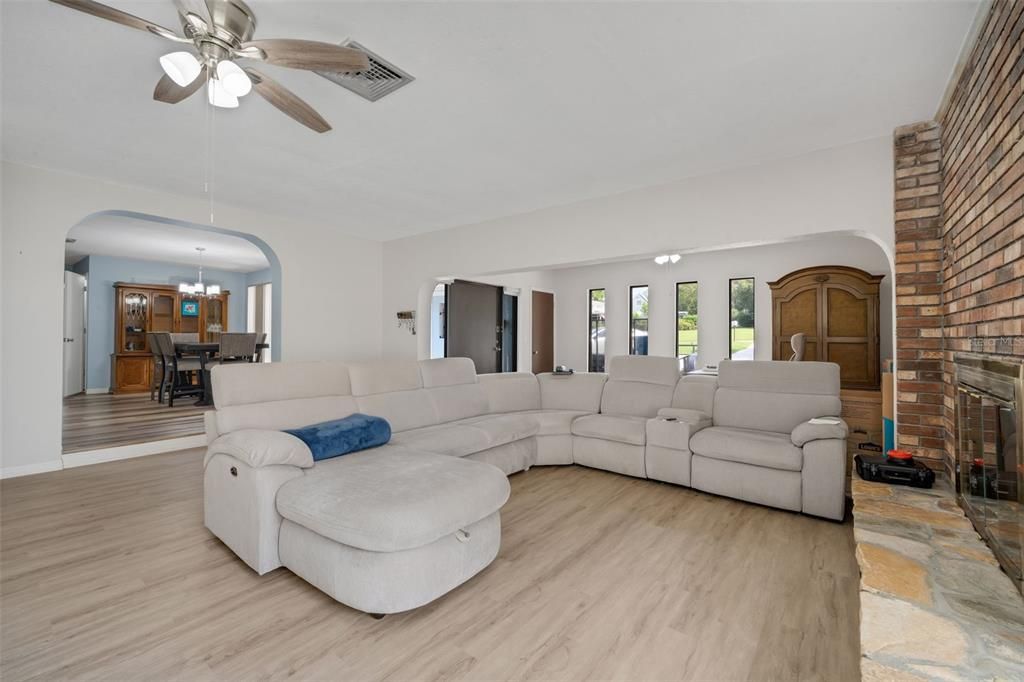 For Sale: $395,000 (3 beds, 2 baths, 1777 Square Feet)