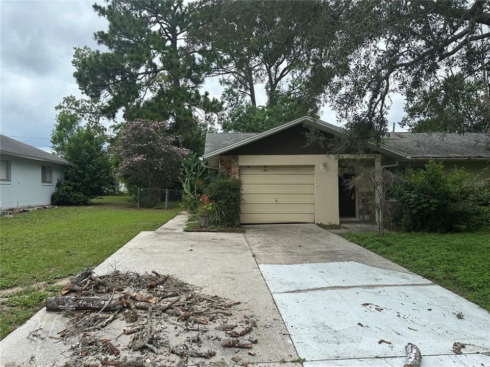 For Rent: $1,299 (2 beds, 1 baths, 816 Square Feet)