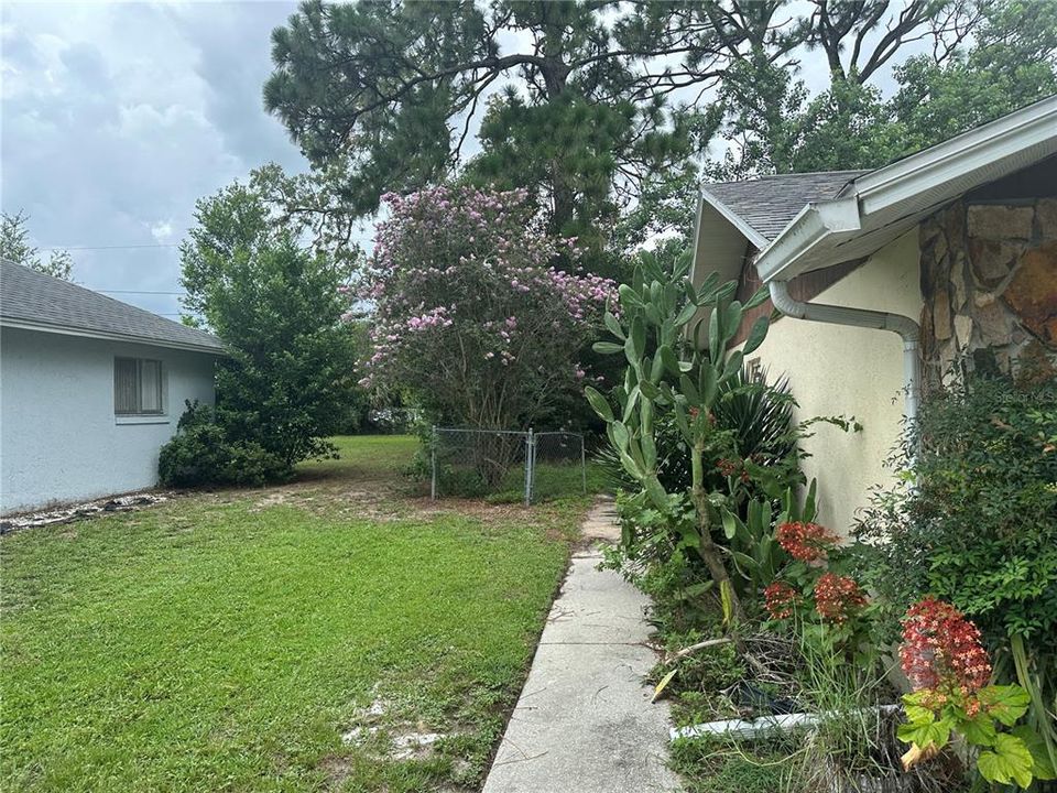 For Rent: $1,299 (2 beds, 1 baths, 816 Square Feet)