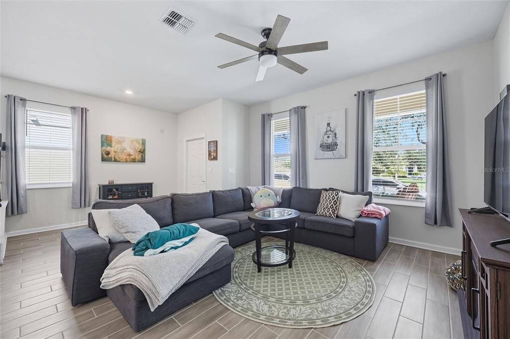 Под контрактом: $499,900 (4 спален, 3 ванн, 2030 Квадратных фут)