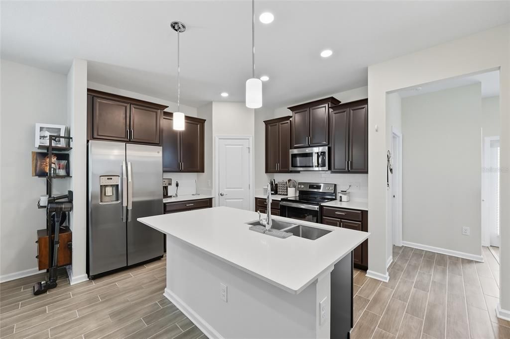 Под контрактом: $499,900 (4 спален, 3 ванн, 2030 Квадратных фут)