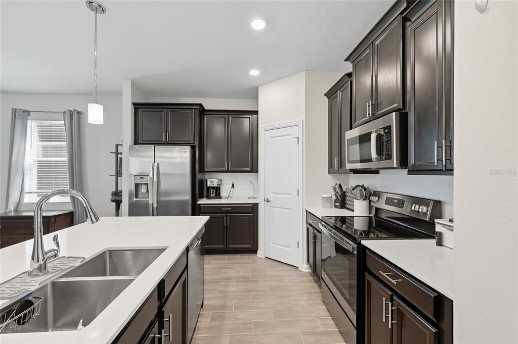 Под контрактом: $499,900 (4 спален, 3 ванн, 2030 Квадратных фут)