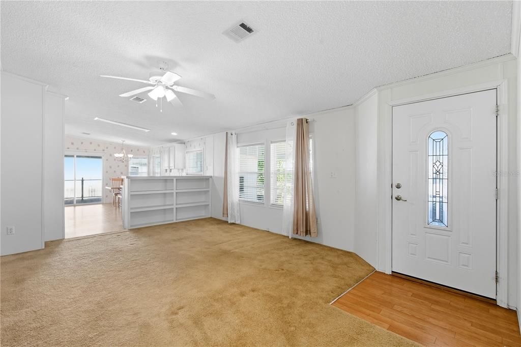 Под контрактом: $159,000 (3 спален, 2 ванн, 1296 Квадратных фут)