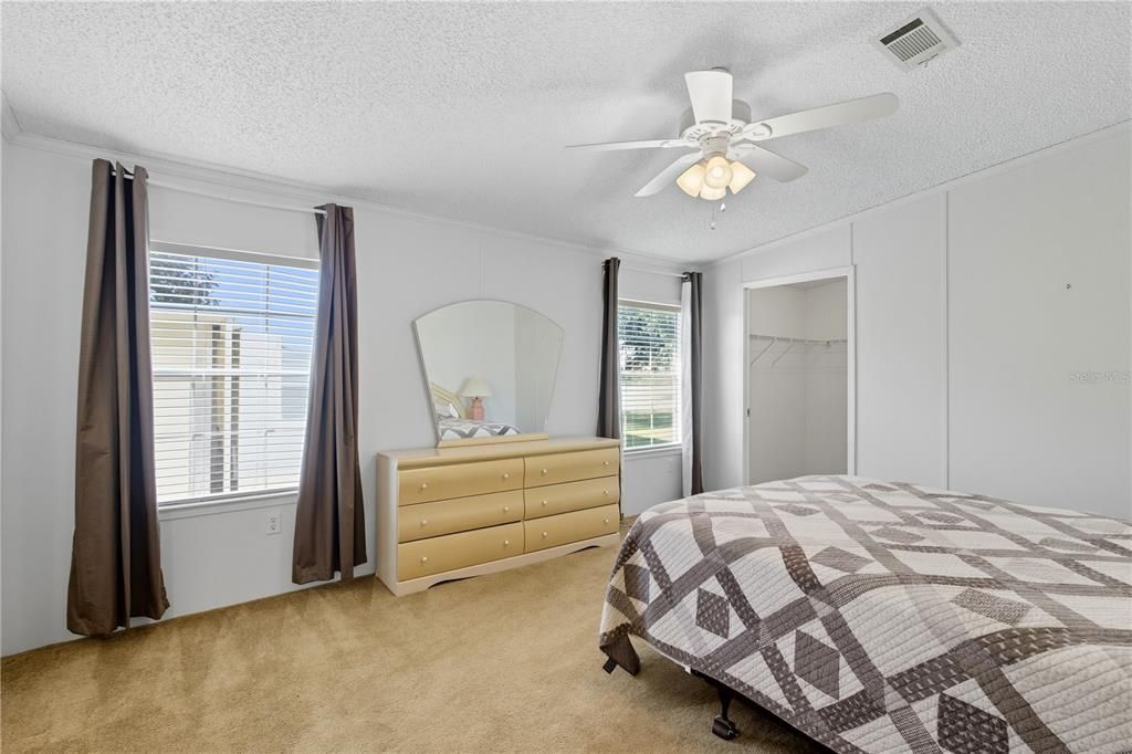 Под контрактом: $159,000 (3 спален, 2 ванн, 1296 Квадратных фут)