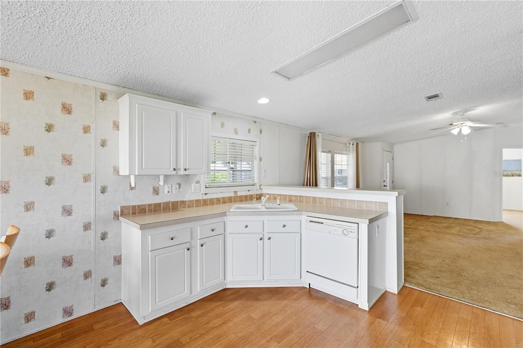 Под контрактом: $159,000 (3 спален, 2 ванн, 1296 Квадратных фут)