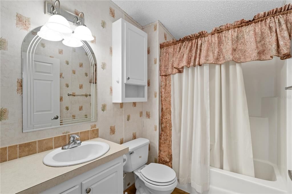 Под контрактом: $159,000 (3 спален, 2 ванн, 1296 Квадратных фут)