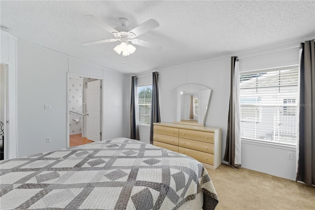 Под контрактом: $159,000 (3 спален, 2 ванн, 1296 Квадратных фут)