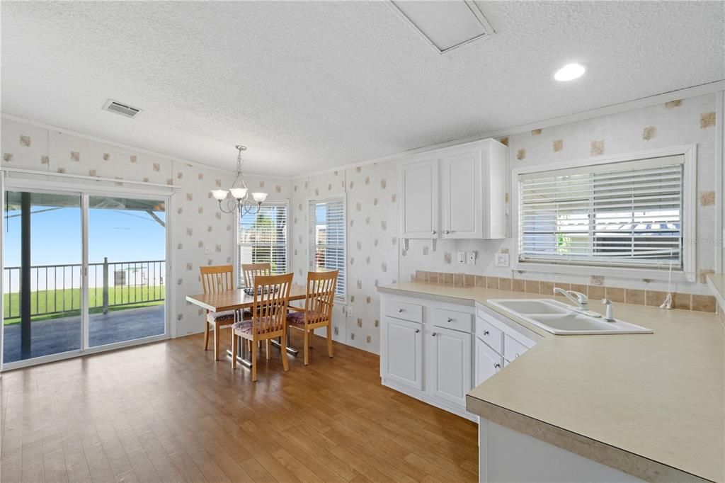 Под контрактом: $159,000 (3 спален, 2 ванн, 1296 Квадратных фут)