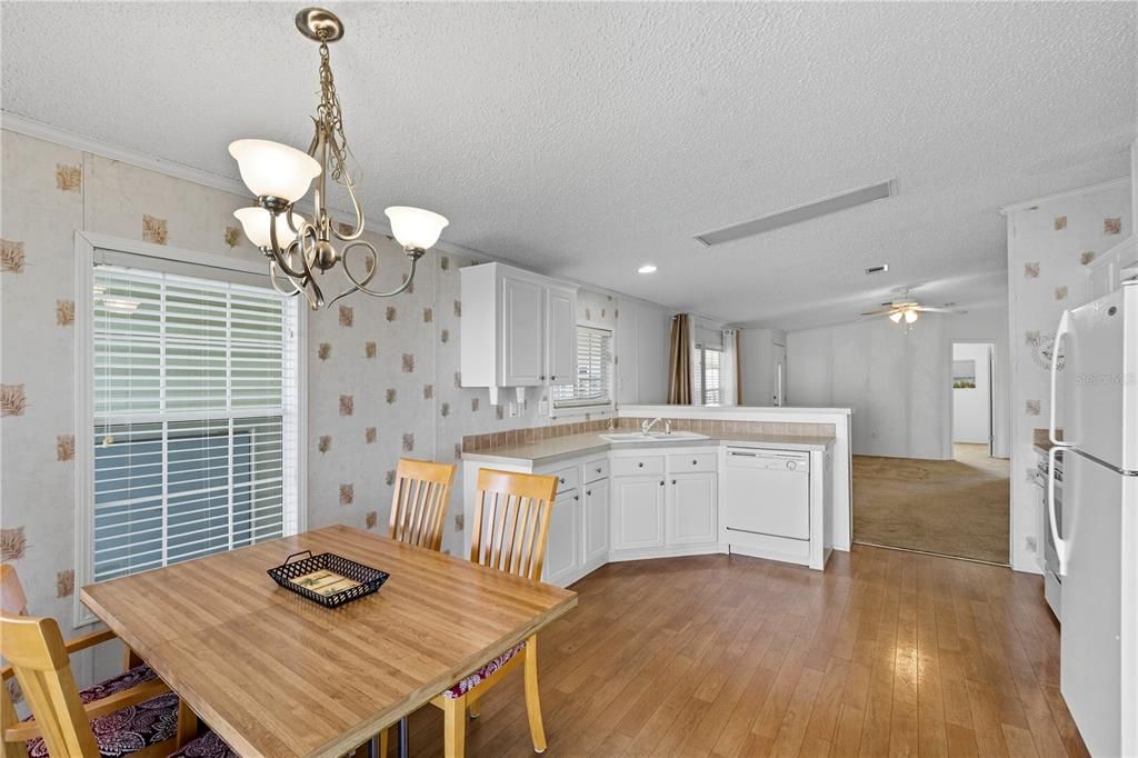 Под контрактом: $159,000 (3 спален, 2 ванн, 1296 Квадратных фут)